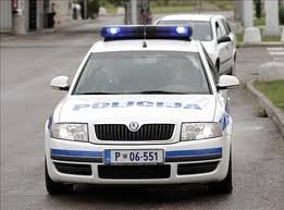 Pred gostinskim lokalom poškodoval tri osebne avtomobile